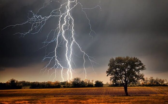 Weather advisory for severe lightning issued to 17 districts